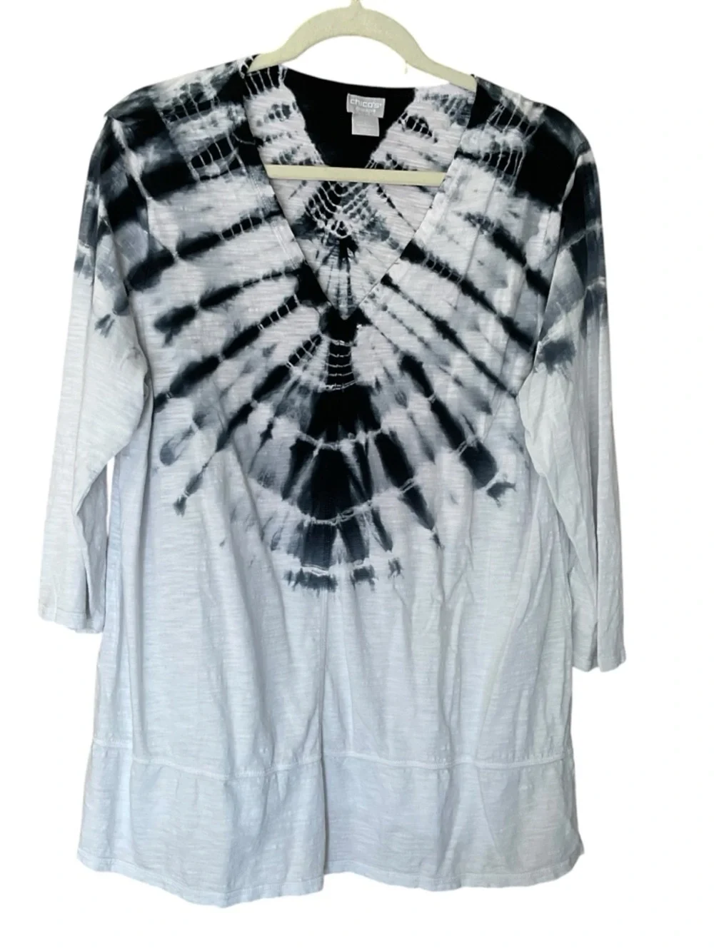Chico’s Zenergy Tie Dye Tunic Top Black White V-Neck Size 2 (Large) - Picture 1 of 8